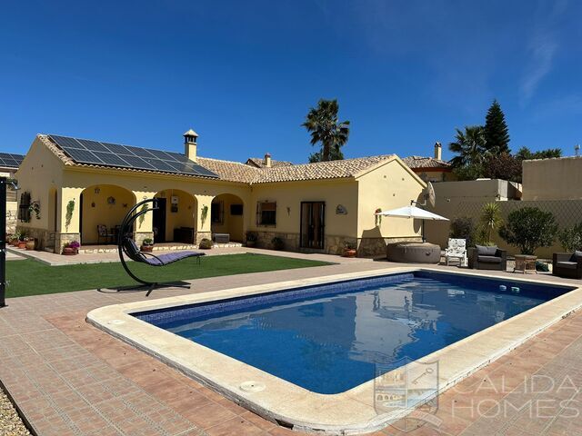 Villa Azura : Resale Villa for Sale in Arboleas, Almería