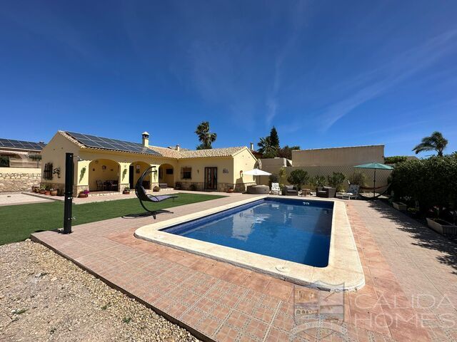 Villa Azura : Resale Villa for Sale in Arboleas, Almería