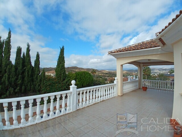 Villa Belleza: Resale Villa for Sale in Arboleas, Almería
