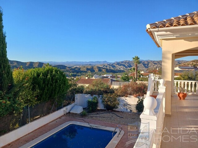 Villa Belleza: Resale Villa for Sale in Arboleas, Almería