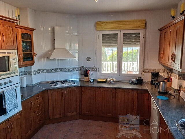 Villa Belleza: Resale Villa for Sale in Arboleas, Almería