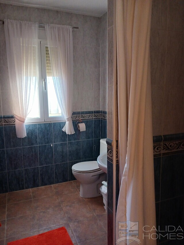 Villa Belleza: Resale Villa for Sale in Arboleas, Almería