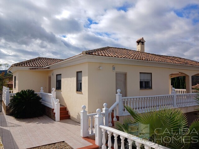 Villa Belleza: Resale Villa for Sale in Arboleas, Almería