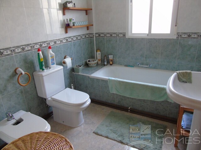 Villa Bellissimo: Resale Villa for Sale in Arboleas, Almería
