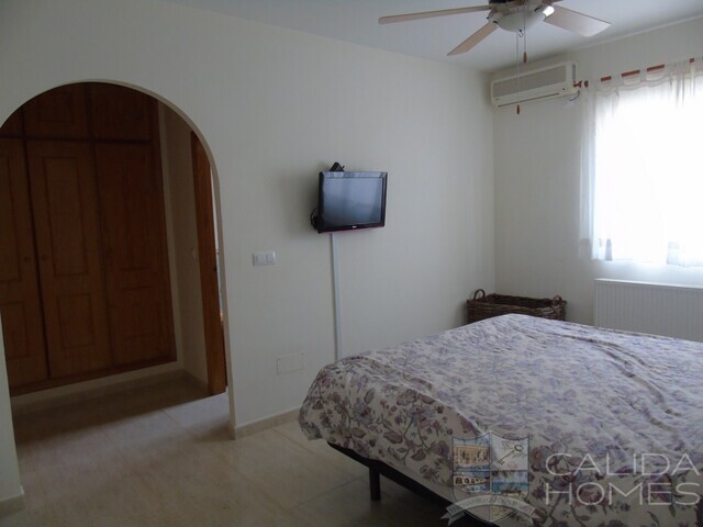 Villa Bellissimo: Resale Villa for Sale in Arboleas, Almería