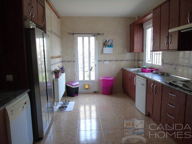 Villa Bellissimo: Resale Villa for Sale in Arboleas, Almería