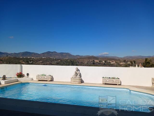 Villa Blanca: Resale Villa for Sale in Cantoria, Almería