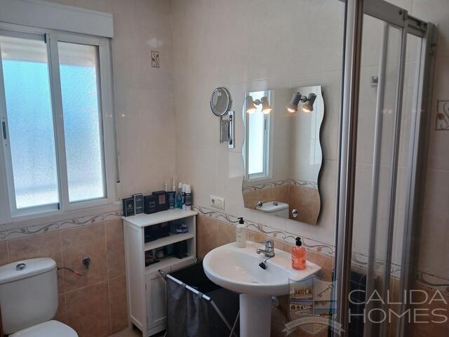 Villa Blanca: Resale Villa for Sale in Cantoria, Almería