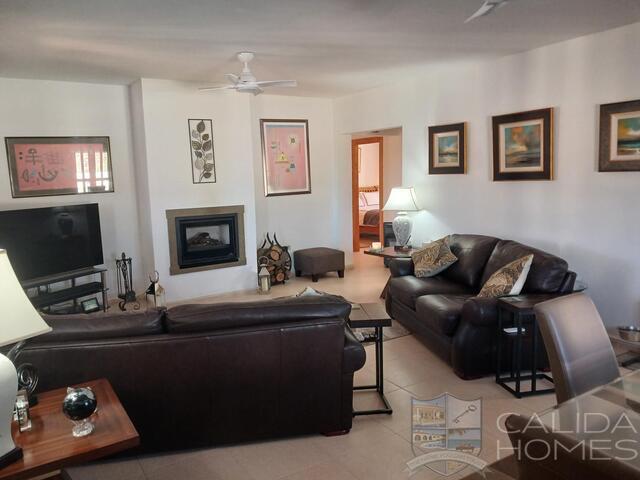 Villa Blanca: Resale Villa for Sale in Cantoria, Almería