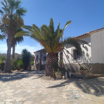 Villa Bloom : Resale Villa in Arboleas, Almería