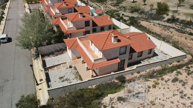 Villa Bonita: Resale Villa for Sale in Oria, Almería