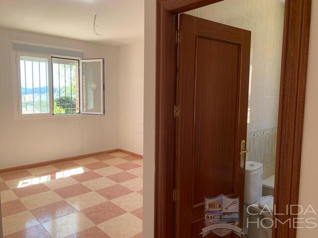Villa Bonita: Resale Villa for Sale in Oria, Almería