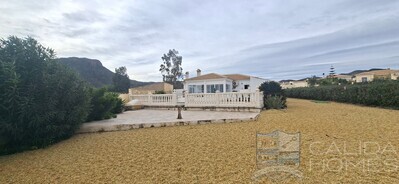 VILLA  BÚHO: Resale Villa in Los Higuerales, Almería