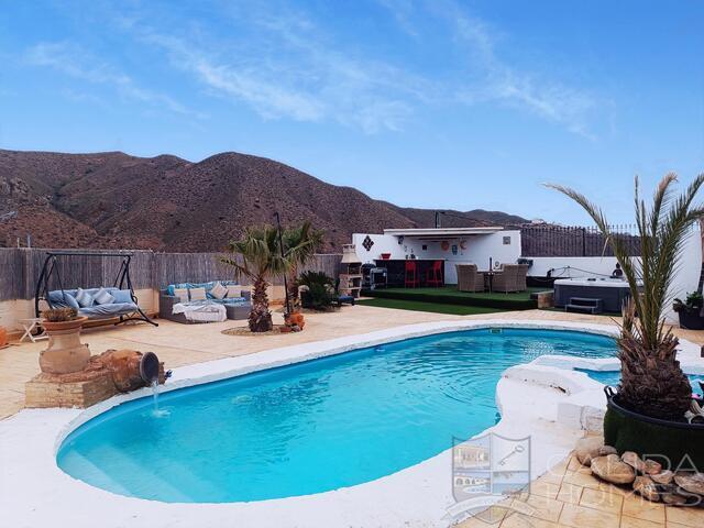 Villa Bumble Bee: Herverkoop Villa te Koop in Cantoria, Almería