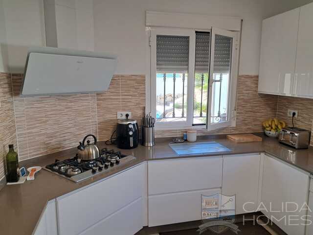 Villa Cameo: Resale Villa for Sale in Arboleas, Almería