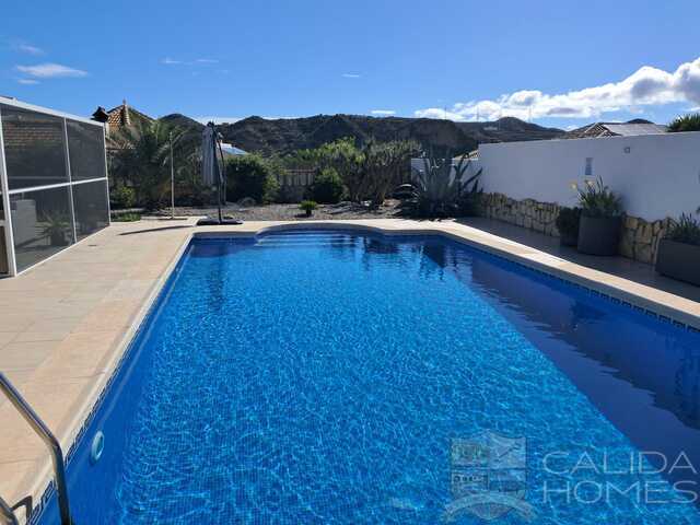 Villa Cameo: Resale Villa for Sale in Arboleas, Almería