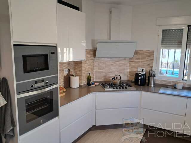 Villa Cameo: Resale Villa for Sale in Arboleas, Almería