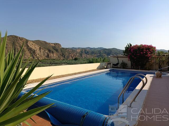 Villa Cariad: Resale Villa for Sale in Arboleas, Almería