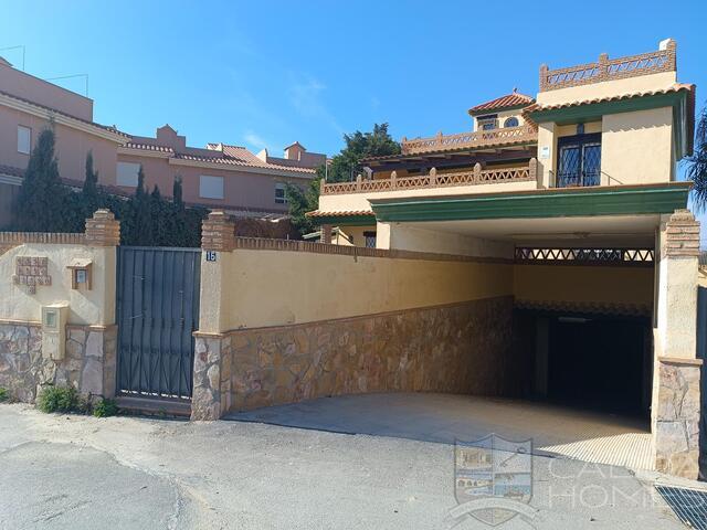 Villa Charo: Resale Villa for Sale in Burjulu, Almería