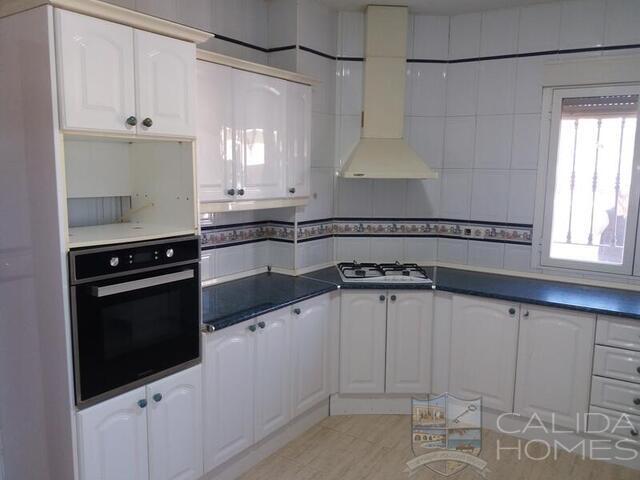 Villa Cinta: Resale Villa for Sale in Arboleas, Almería