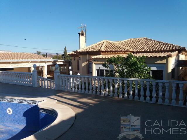 Villa Cinta: Resale Villa for Sale in Arboleas, Almería