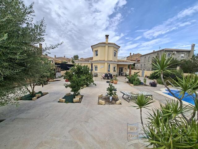 Villa Conchi: Resale Villa for Sale in Arboleas, Almería