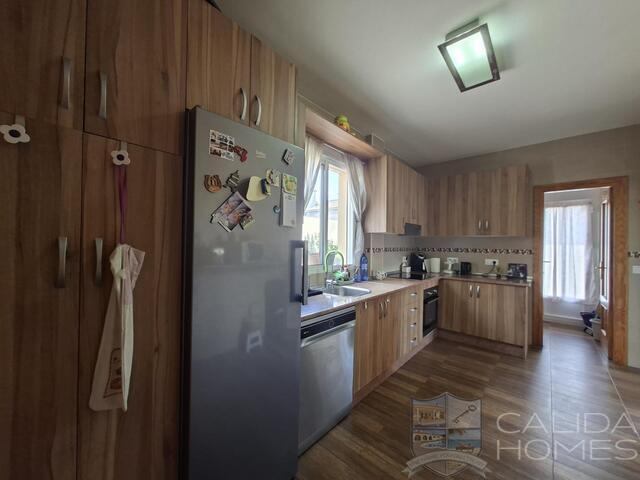 Villa Conchi: Resale Villa for Sale in Arboleas, Almería