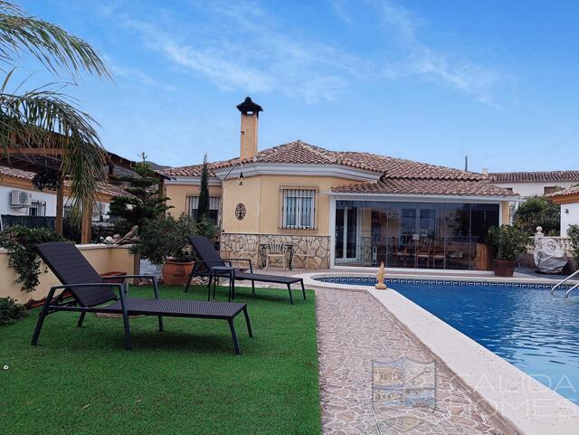 Villa Cuca: Resale Villa for Sale in Arboleas, Almería