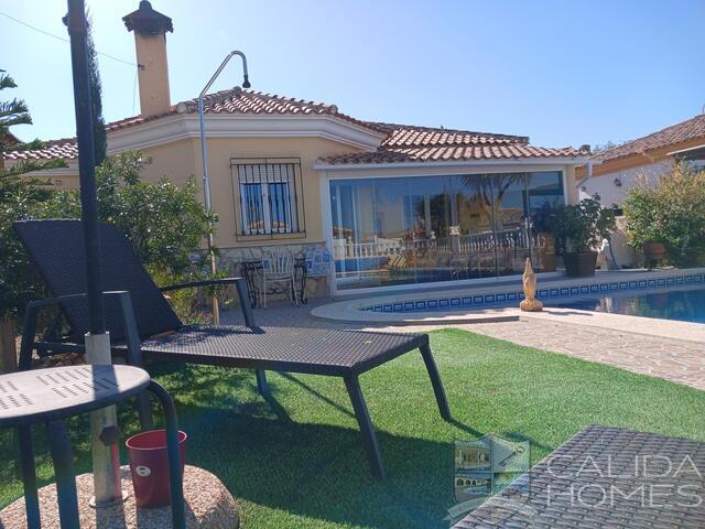 Villa Cuca: Resale Villa for Sale in Arboleas, Almería