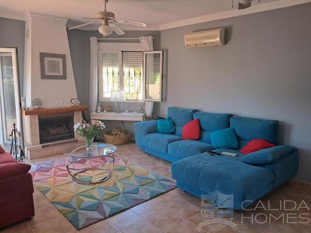 Villa Cupida: Resale Villa for Sale in Arboleas, Almería