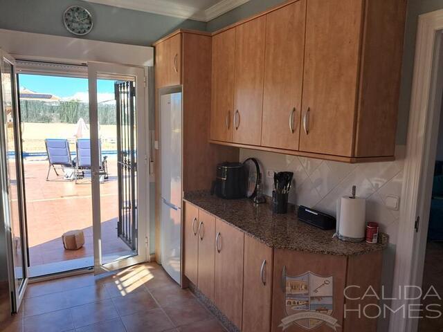 Villa Cupida: Resale Villa for Sale in Arboleas, Almería