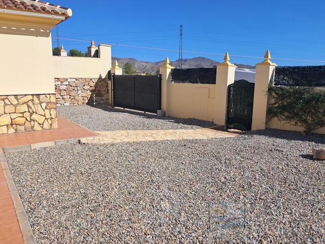 Villa Cupida: Resale Villa for Sale in Arboleas, Almería