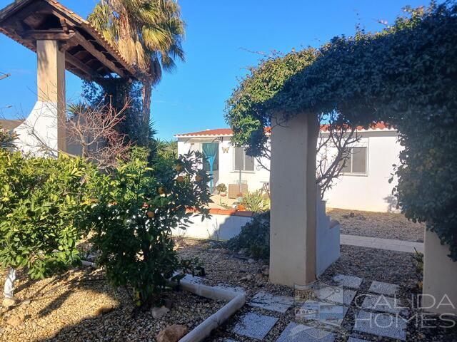 Villa de Las Palmas : Resale Villa for Sale in Arboleas, Almería