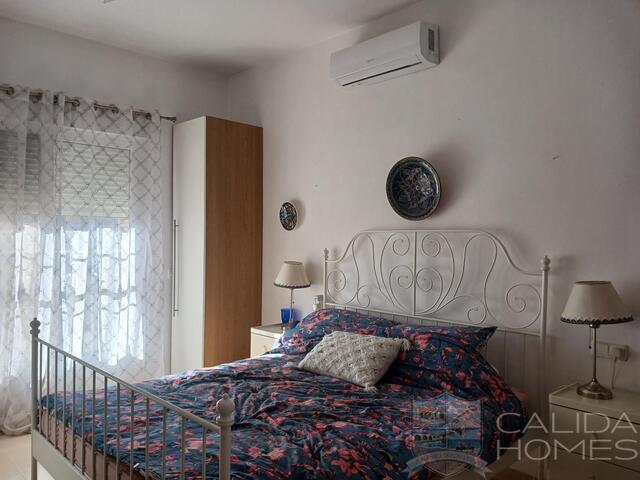 Villa de Las Palmas : Resale Villa for Sale in Arboleas, Almería