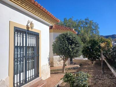 Villa de Las Palmas : Resale Villa in Arboleas, Almería