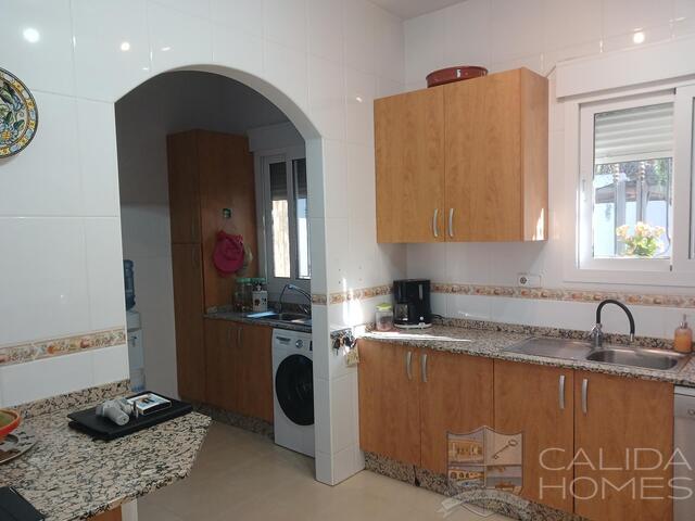 Villa de Las Palmas : Resale Villa for Sale in Arboleas, Almería