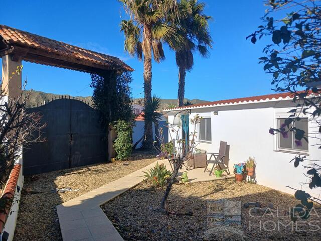 Villa de Las Palmas : Resale Villa for Sale in Arboleas, Almería