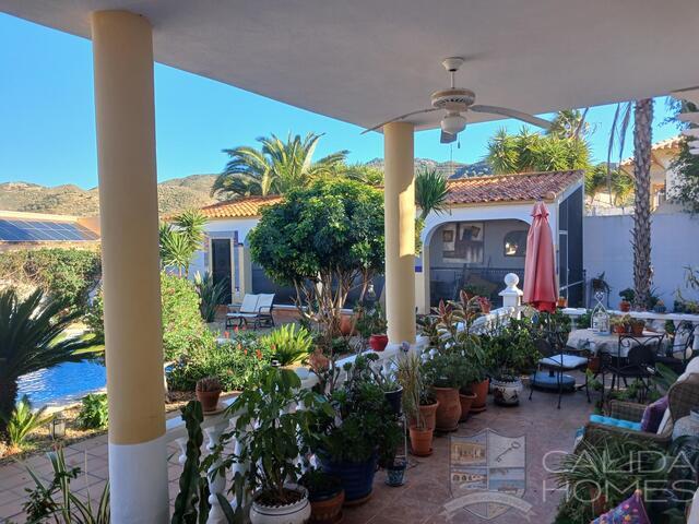 Villa de Las Palmas : Resale Villa for Sale in Arboleas, Almería