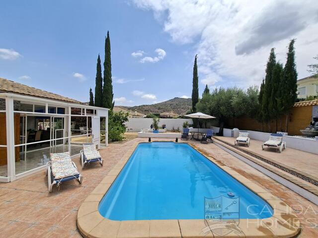 Villa de Luces: Resale Villa for Sale in Arboleas, Almería