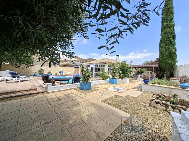 Villa de Luces: Resale Villa for Sale in Arboleas, Almería