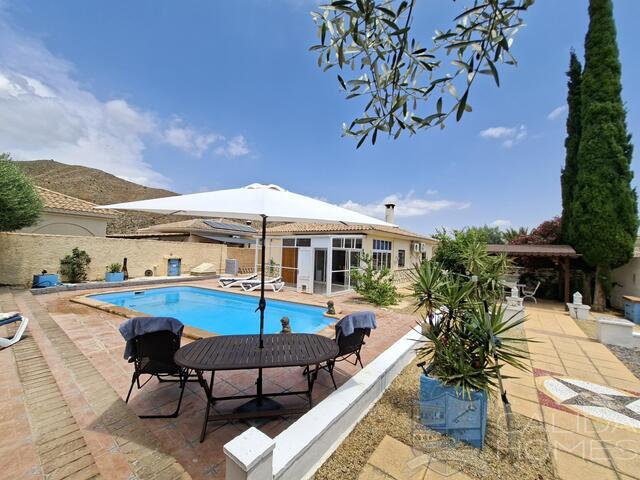 Villa de Luces: Resale Villa for Sale in Arboleas, Almería
