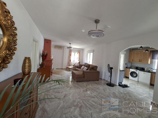 Villa de Luces: Resale Villa for Sale in Arboleas, Almería