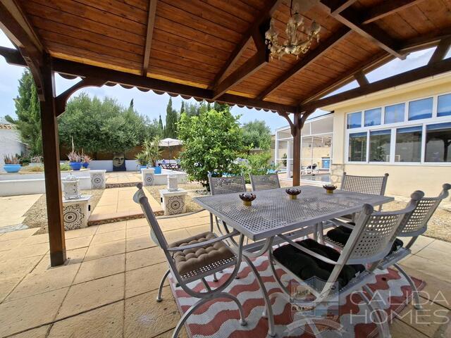 Villa de Luces: Resale Villa for Sale in Arboleas, Almería