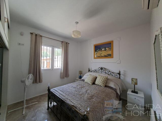 Villa de Luces: Resale Villa for Sale in Arboleas, Almería