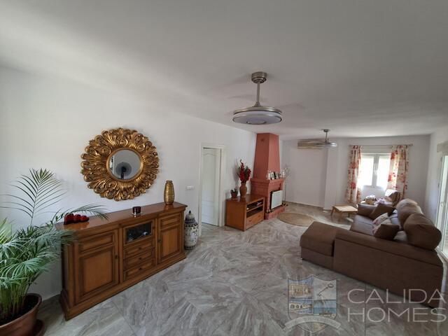Villa de Luces: Resale Villa for Sale in Arboleas, Almería