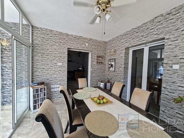 Villa de Luces: Resale Villa for Sale in Arboleas, Almería
