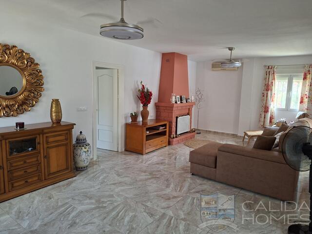Villa de Luces: Resale Villa for Sale in Arboleas, Almería