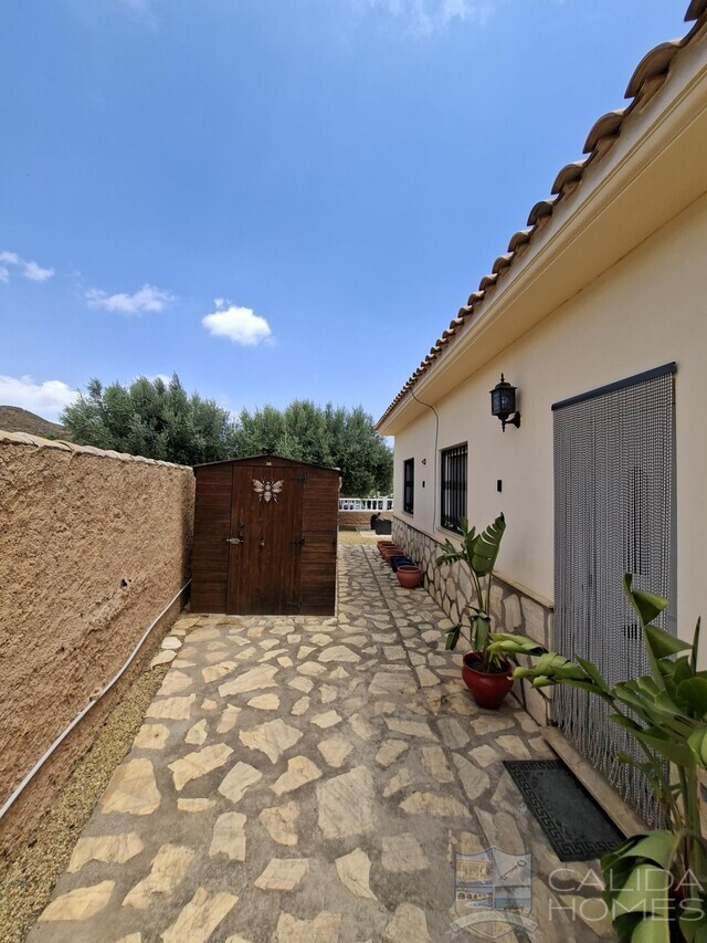 Villa de Luces: Resale Villa for Sale in Arboleas, Almería