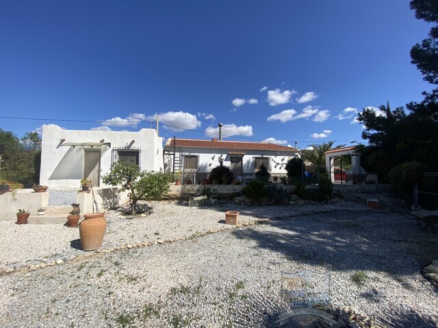 Villa Del Carmen : Resale Villa for Sale in Somontin, Almería