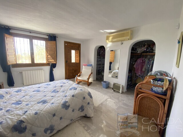 Villa Del Carmen : Resale Villa for Sale in Somontin, Almería